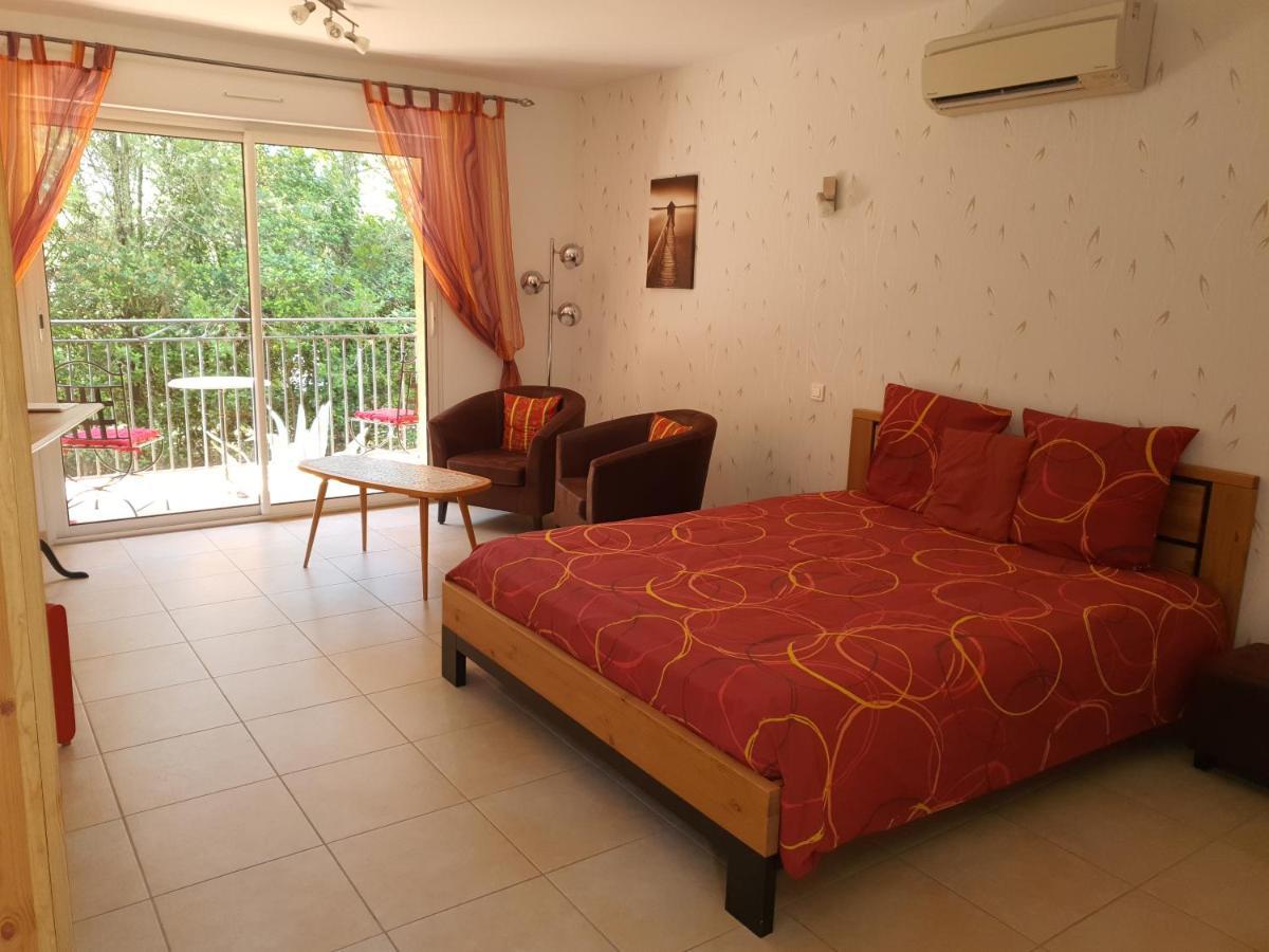 Villa Des Masques Aubais Kültér fotó